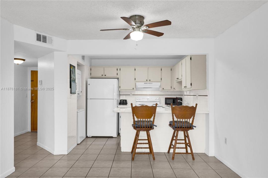 1820 W 53rd St 201, Hialeah, Florida 33012, USA