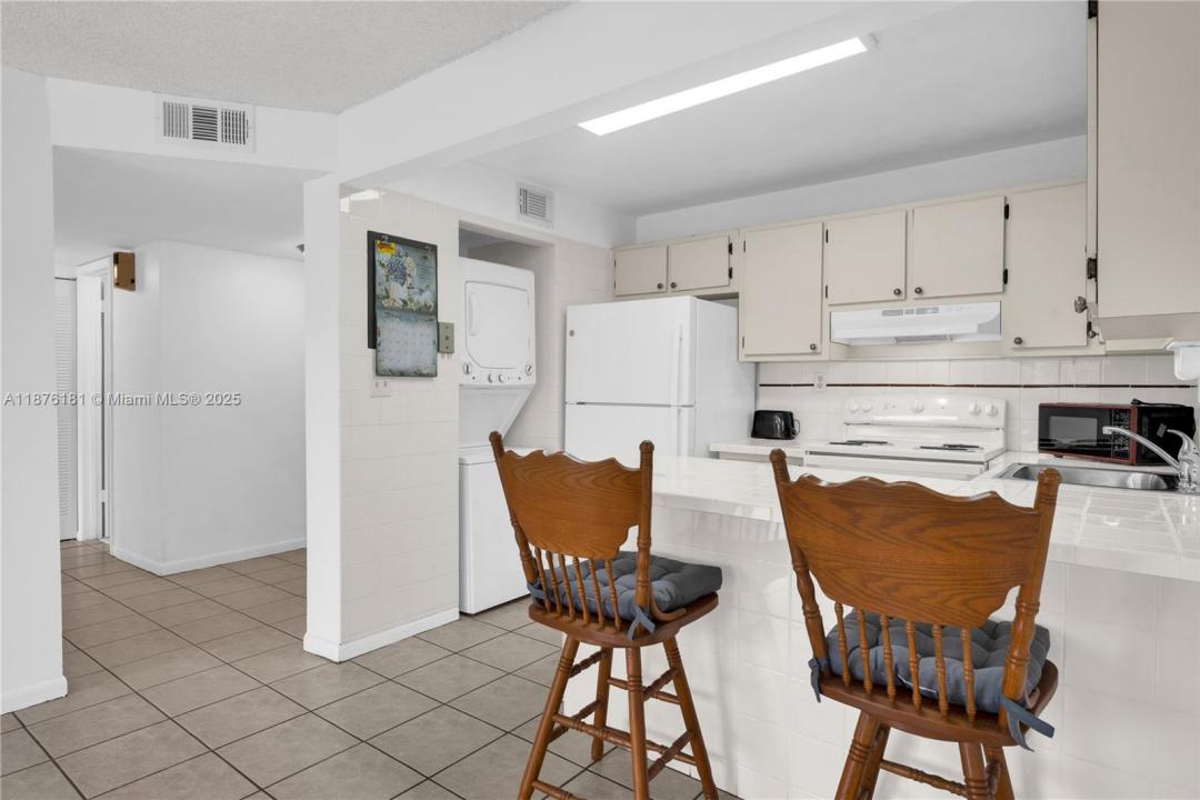 1820 W 53rd St 201, Hialeah, Florida 33012, USA