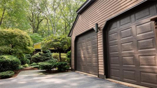 65 Huguenot Drive, East Greenwich, Rhode Island 02818, USA