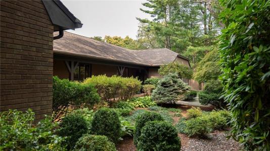 65 Huguenot Drive, East Greenwich, Rhode Island 02818, USA