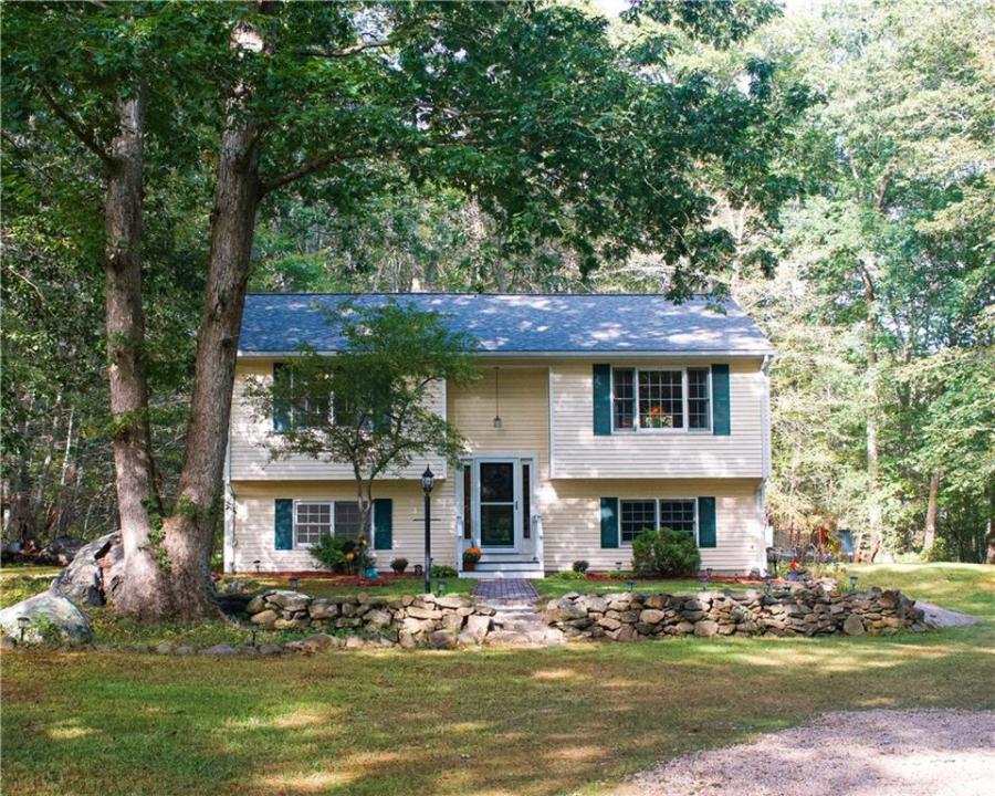 90 Red Maple Terrace, North Kingstown, Rhode Island 02852, USA