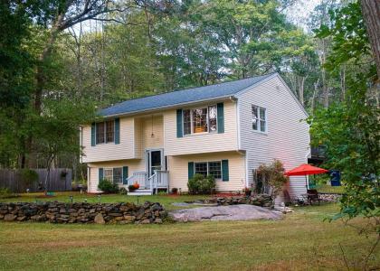 90 Red Maple Terrace, North Kingstown, Rhode Island 02852, USA
