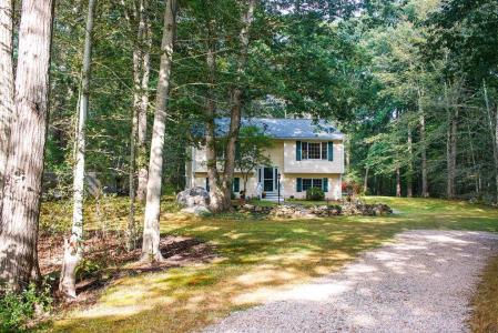 90 Red Maple Terrace, North Kingstown, Rhode Island 02852, USA