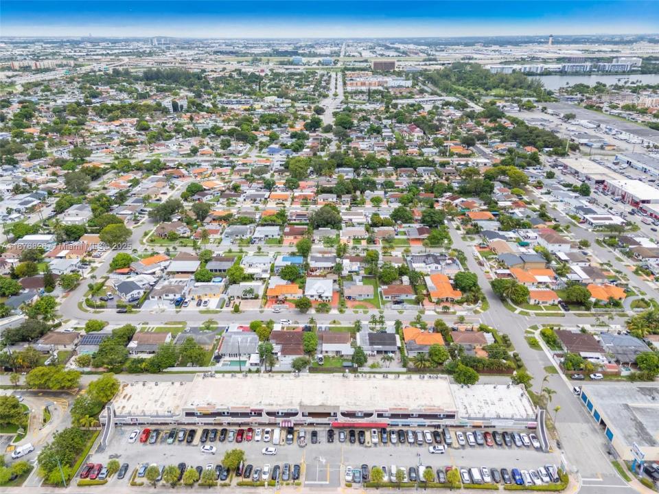 7147 SW 8th St, Miami, Florida 33144, USA