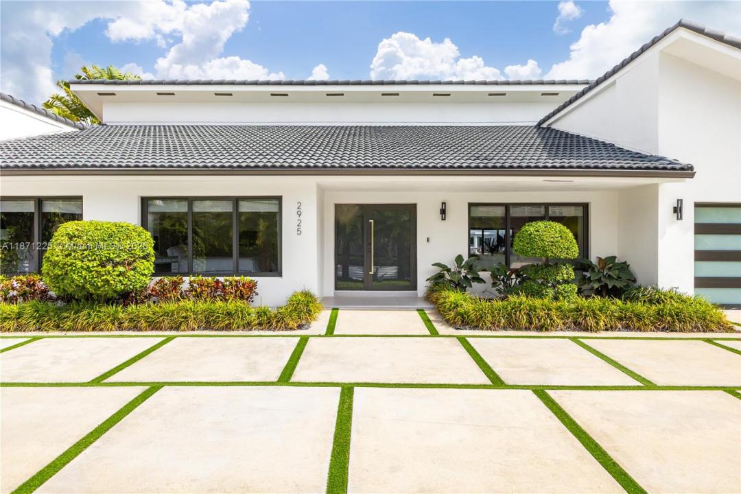 2925 NE 164th St, North Miami Beach, Florida 33160