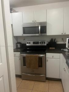 7995 NW 8th St 103, Miami, Florida 33126, USA