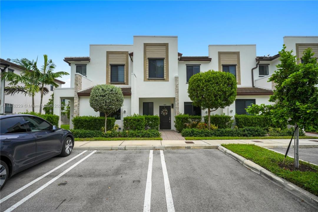 909 NE 211th St, Miami, Флорида 33179, Соединенные Штаты