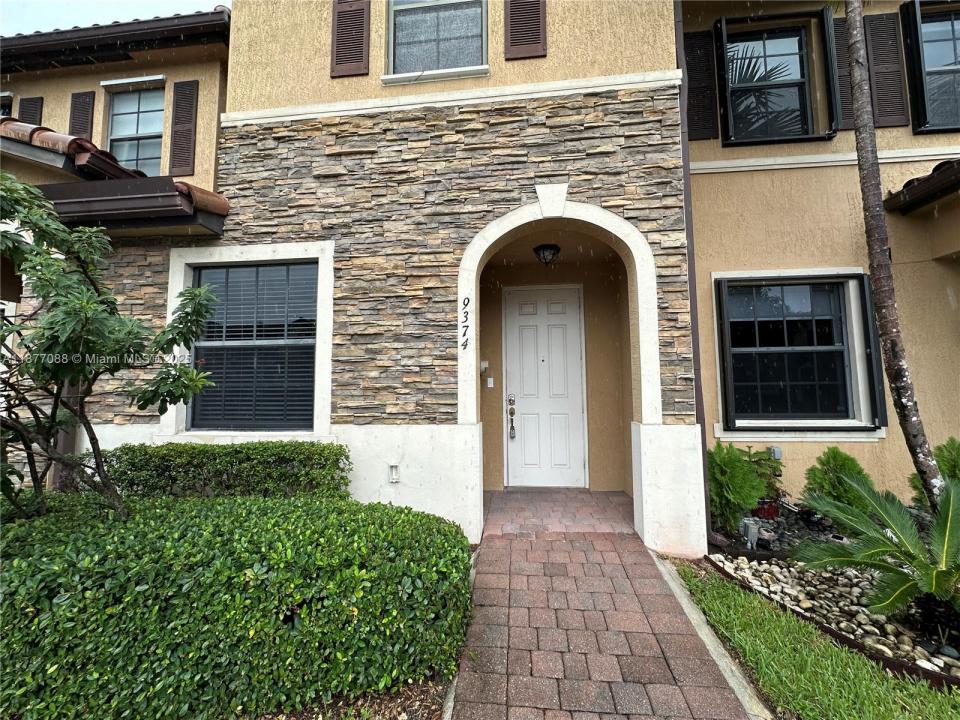 9374 W 32nd Ln, Hialeah, Florida 33018