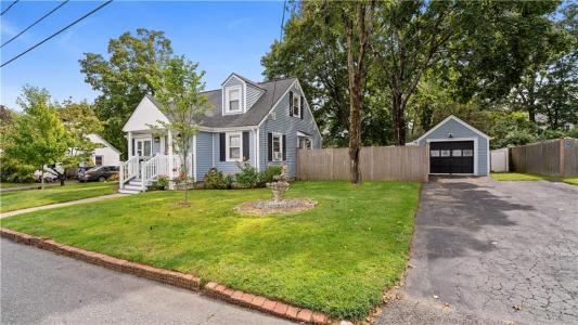 20 Manor Road, Cranston, Rhode Island 02920