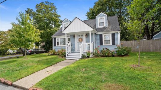 20 Manor Road, Cranston, Rhode Island 02920