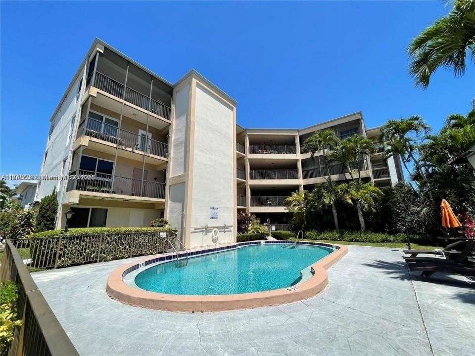 2420 E Diana Dr 305, Hallandale Beach, Florida 33009, Amerika Birleşik Devletleri