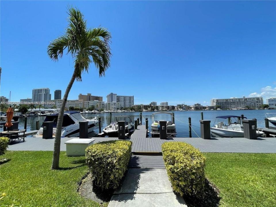 2420 E Diana Dr 305, Hallandale Beach, Florida 33009, Amerika Birleşik Devletleri