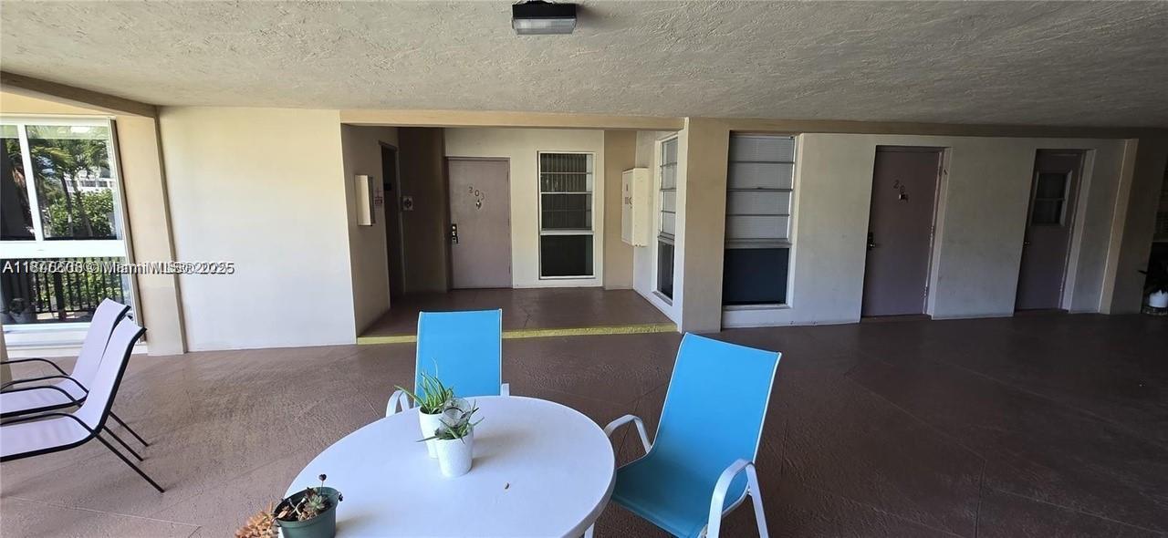 2420 E Diana Dr 305, Hallandale Beach, Florida 33009, Amerika Birleşik Devletleri