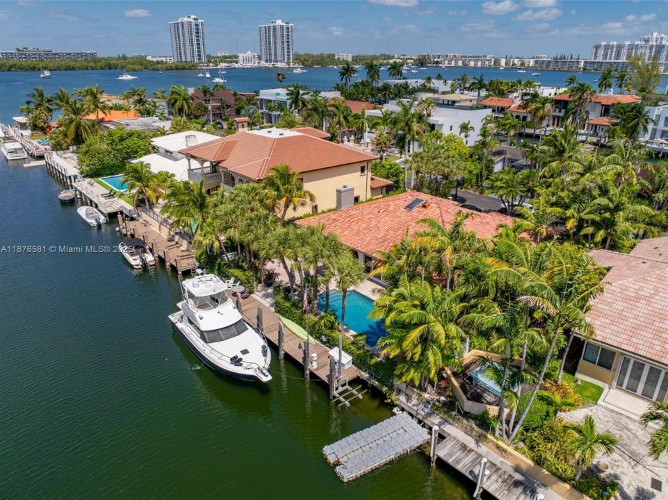 3200 NE 165th St, North Miami Beach, Florida 33160