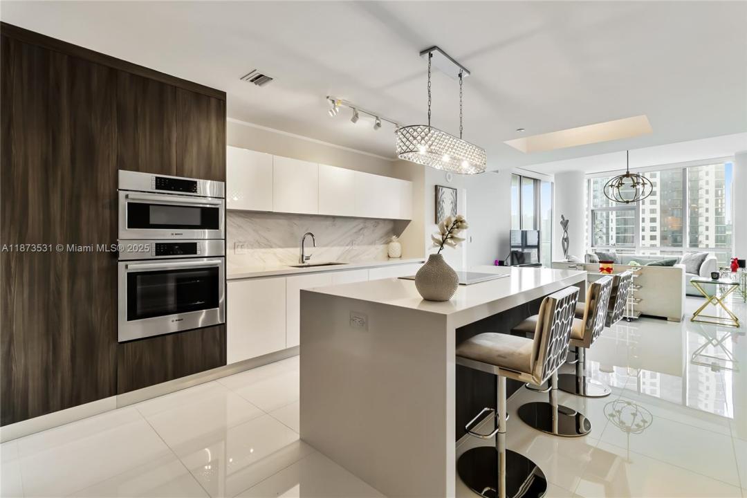 851 NE 1st Ave 1611, Miami, פלורידה 33132, ארצות הברית של אמריקה 