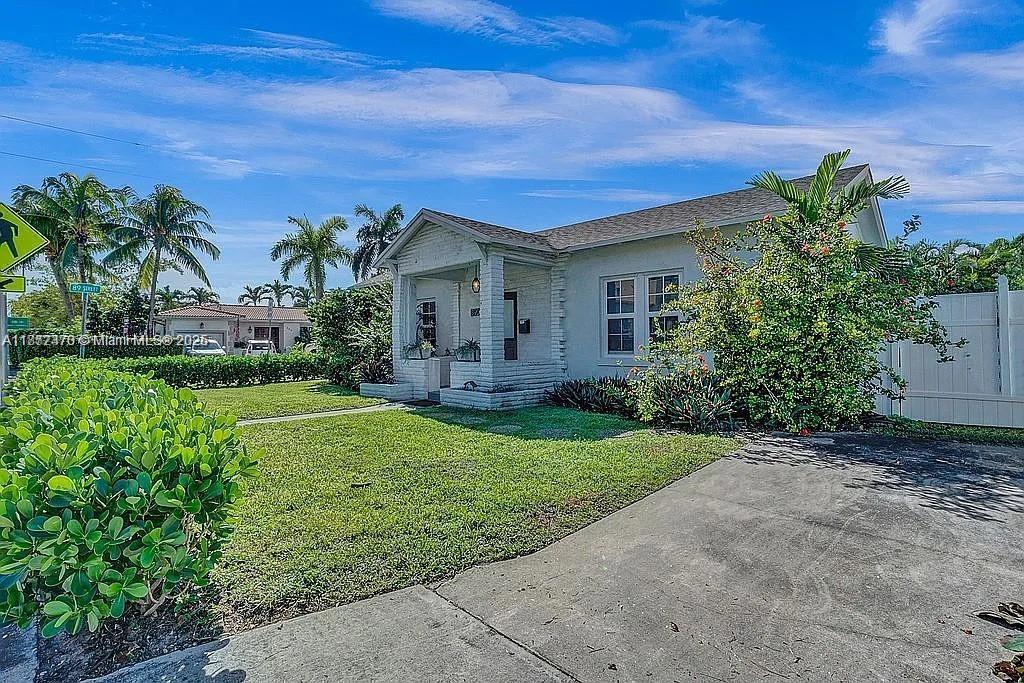 8900 Harding Ave, Surfside, Floryda 33154, USA