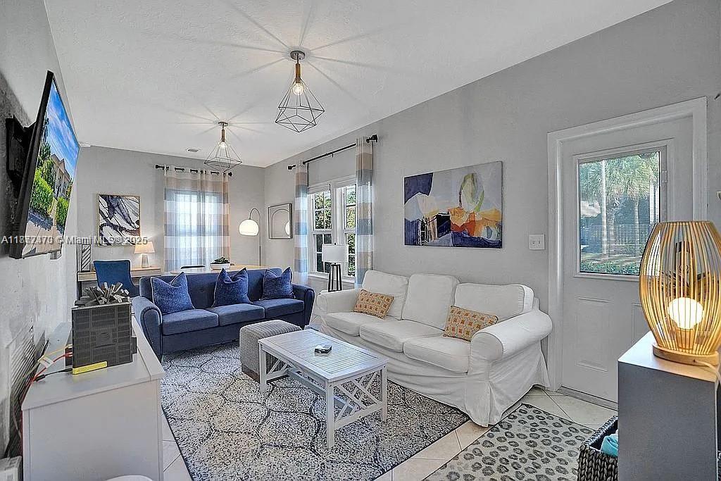 8900 Harding Ave, Surfside, Floryda 33154, USA