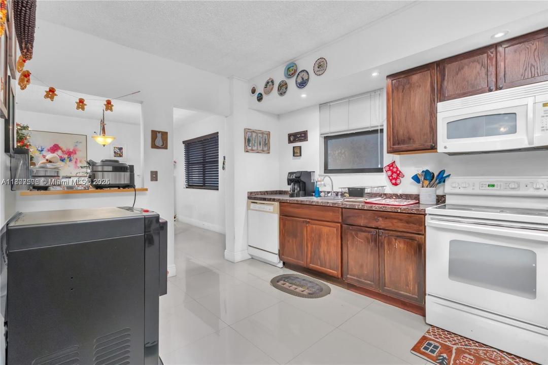 491 Ives Dairy Rd 202-5, Miami, פלורידה 33179, ארצות הברית של אמריקה 
