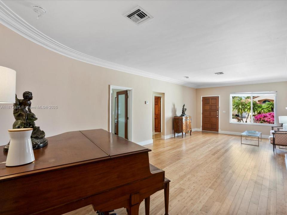 9457 Carlyle Ave, Surfside, Floride 33154, États-Unis