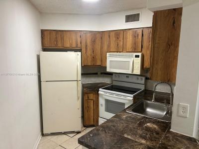 210 Lake Pointe Dr 201, Oakland Park, Florida 33309, USA