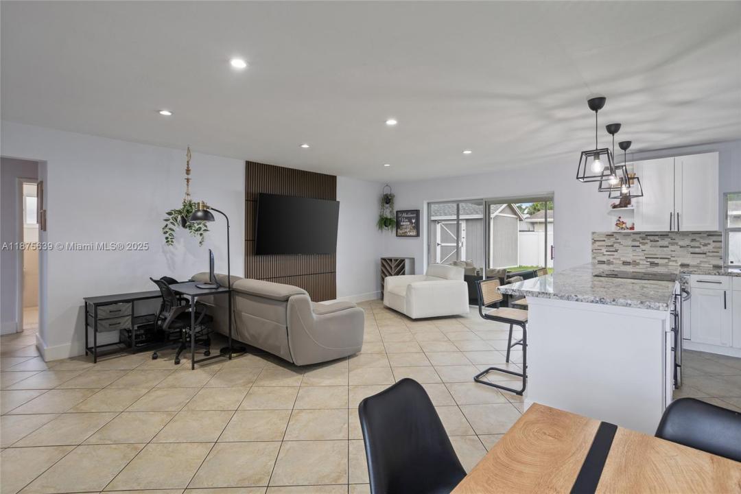 8210 NW 11th St, Pembroke Pines, Florida 33024, Stati Uniti