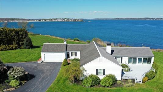 90 North Cliff Drive, Narragansett, Rhode Island 02882