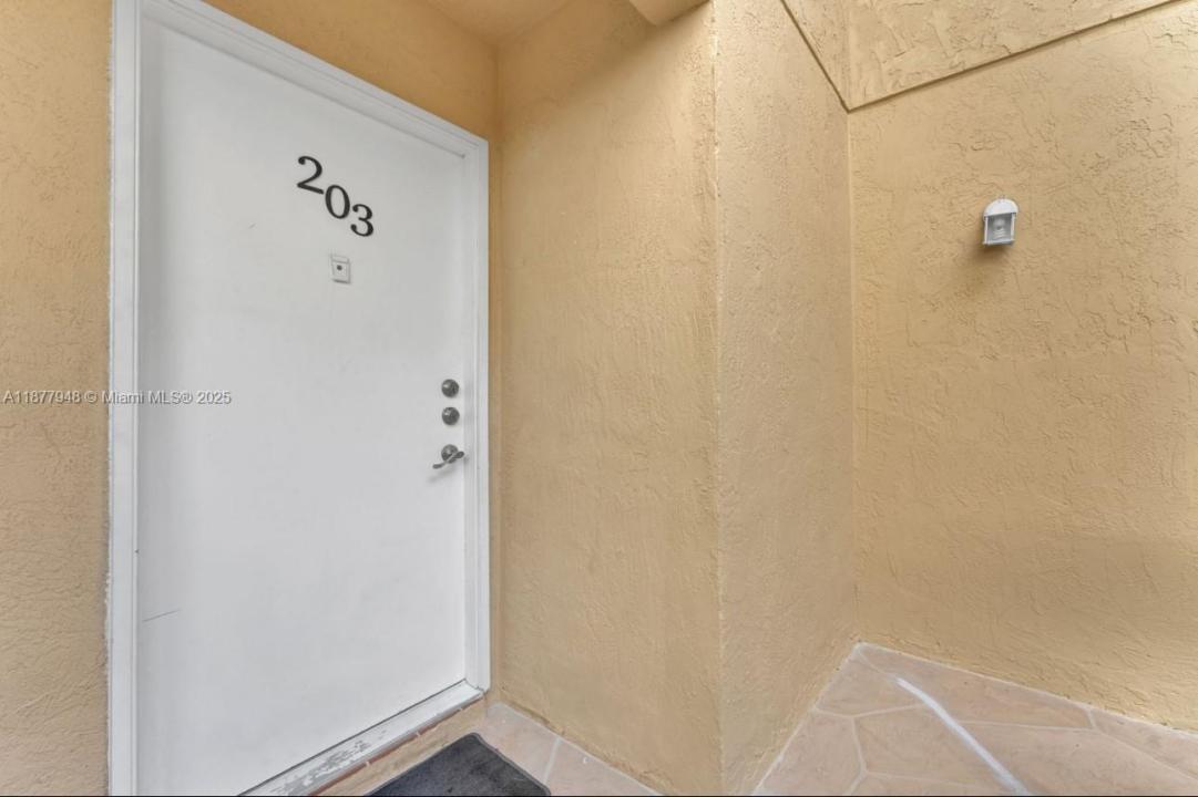 660 W Park Dr 1-203, Miami, Florida 33172, Amerika Birleşik Devletleri