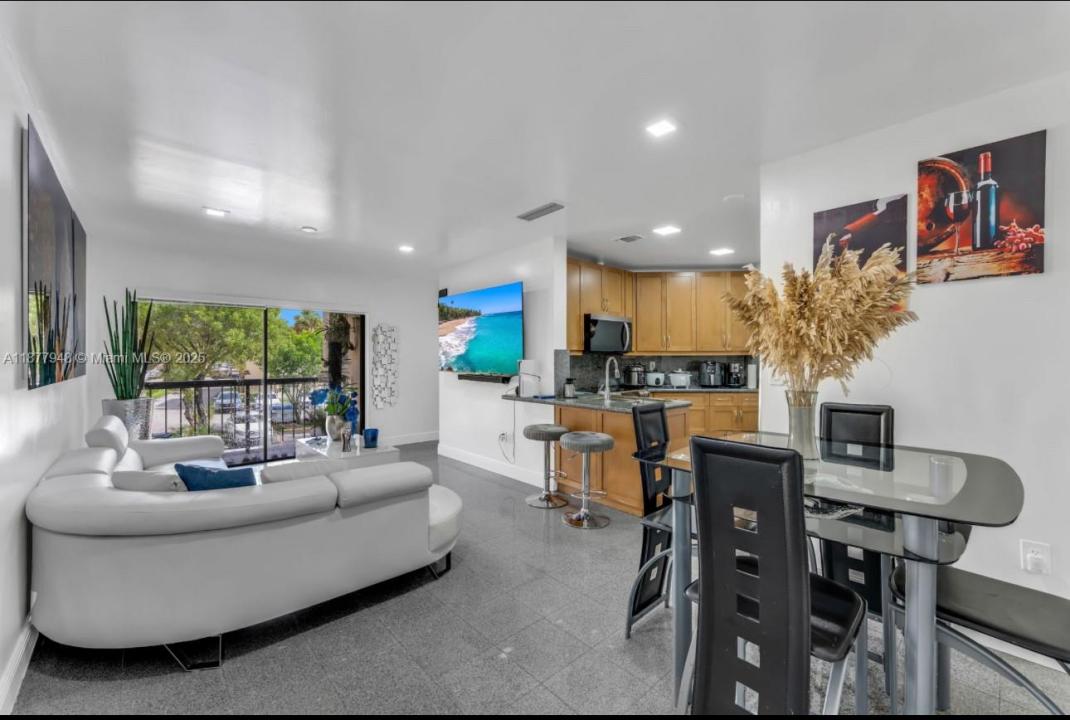 660 W Park Dr 1-203, Miami, Florida 33172, Amerika Birleşik Devletleri