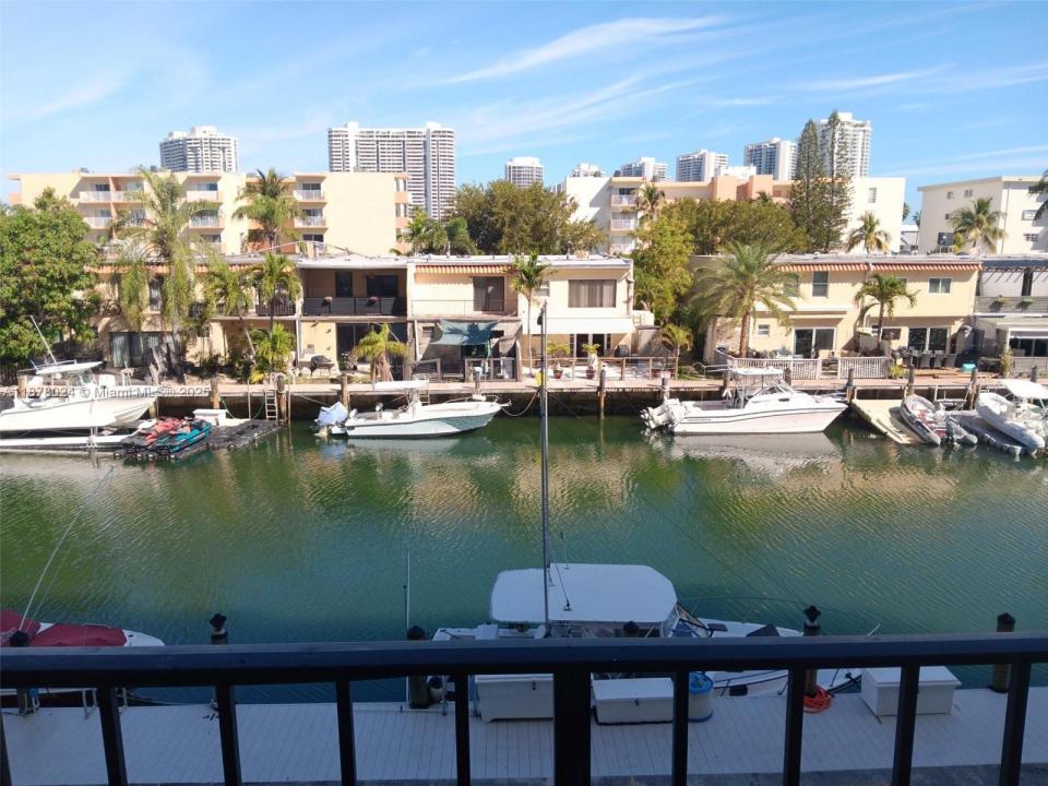 3545 NE 166th St 304, North Miami Beach, Флорида 33160, Соединенные Штаты