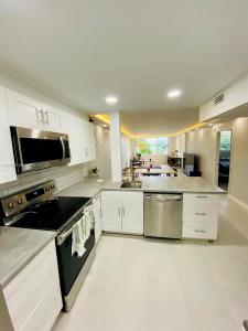 441 NE 195th St 205, Miami, Florida 33179, USA