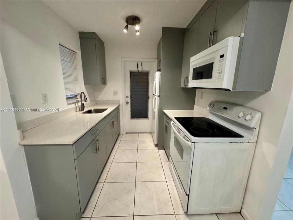 2005 Jefferson St 205, Hollywood, Florida 33020