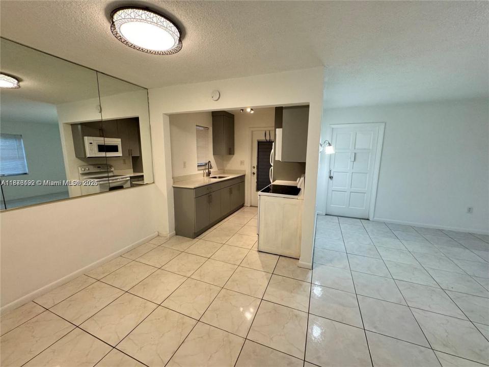 2005 Jefferson St 205, Hollywood, Florida 33020