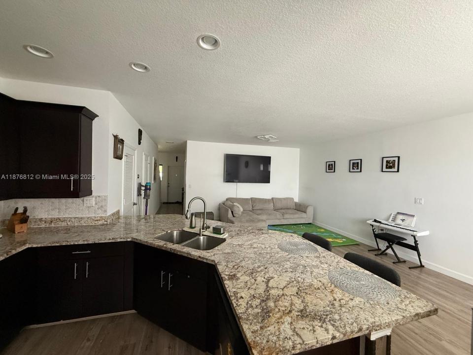 472 NE 194th Ter 472, Miami, 佛罗里达州 33179, 美国