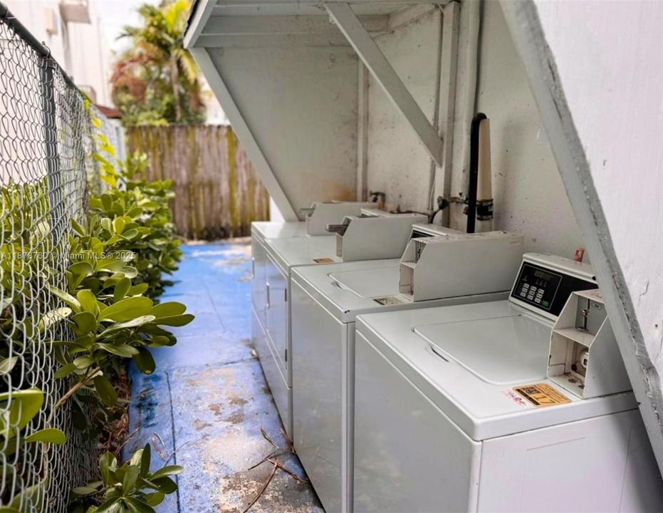 7717 Byron Ave, Miami Beach, Floryda 33141, USA