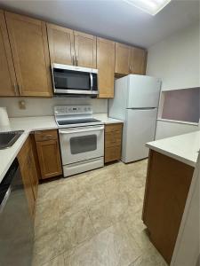 8435 Sunrise Lakes BLV 104, Sunrise, Florida 33322, USA
