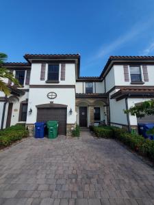 18421 NW 89th Ct, Hialeah, Florida 33018, USA