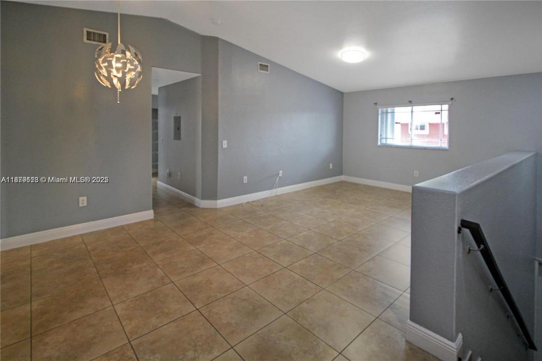 10953 W Okeechobee Rd 202, Hialeah Gardens, Florida 33018, Estados Unidos