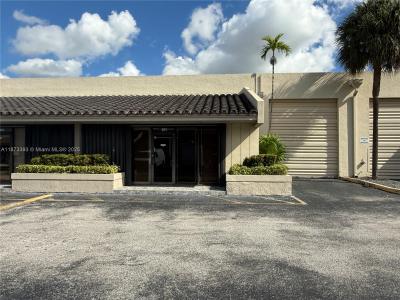6065 NW 167th St B11, Hialeah, Florida 33015, USA