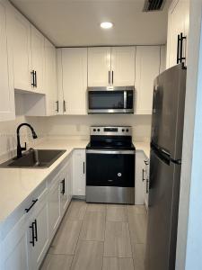1490 W 42nd Pl 301, Hialeah, Florida 33012, USA