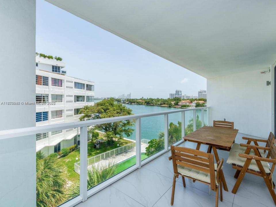 9821 E BAY HARBOR DR 502, Bay Harbor Islands, פלורידה 33154, ארצות הברית של אמריקה 