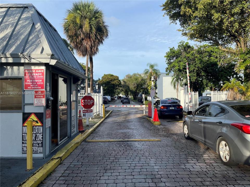 9365 Fontainebleau Blvd E221, Miami, Florida 33172