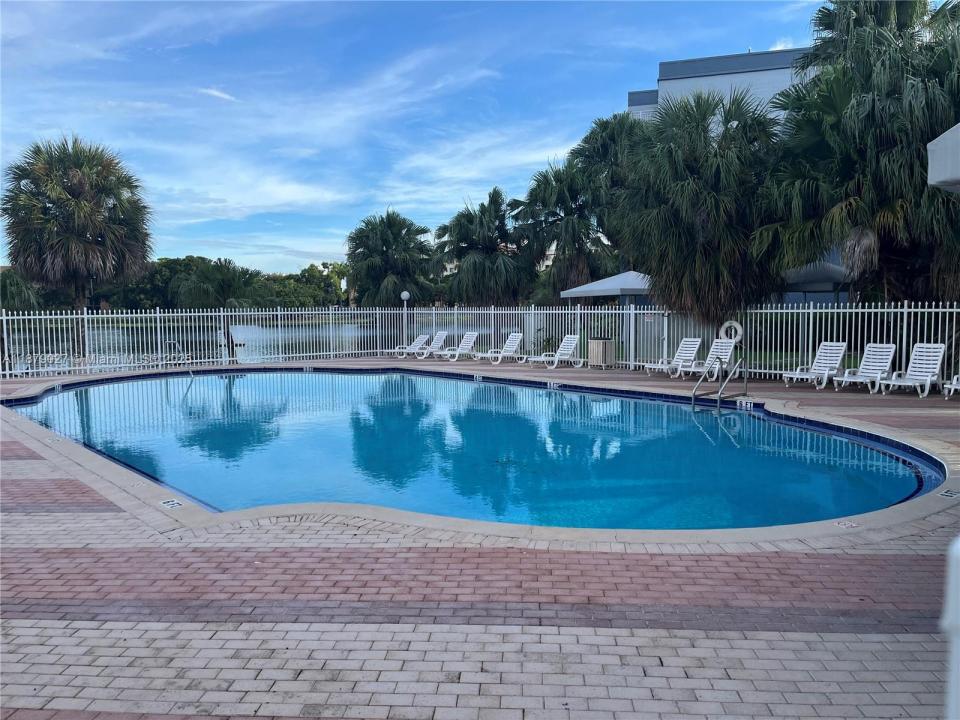 9365 Fontainebleau Blvd E221, Miami, Florida 33172