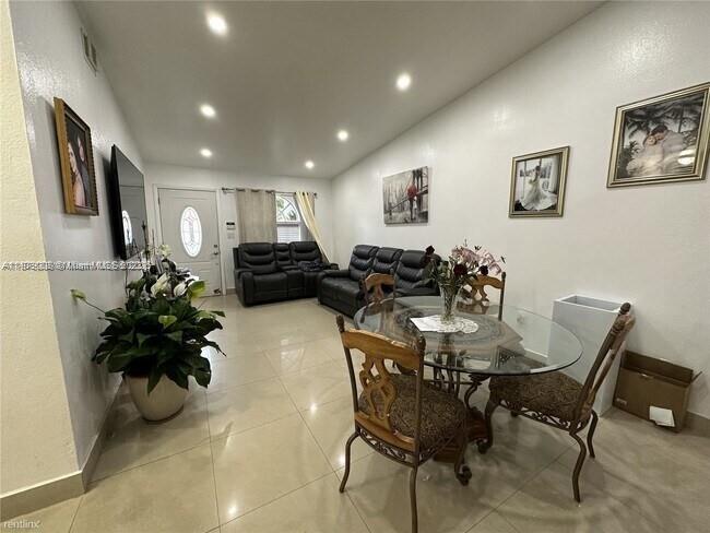 17652 NW 76th Ct, Hialeah, Flórida 33015, Estados Unidos