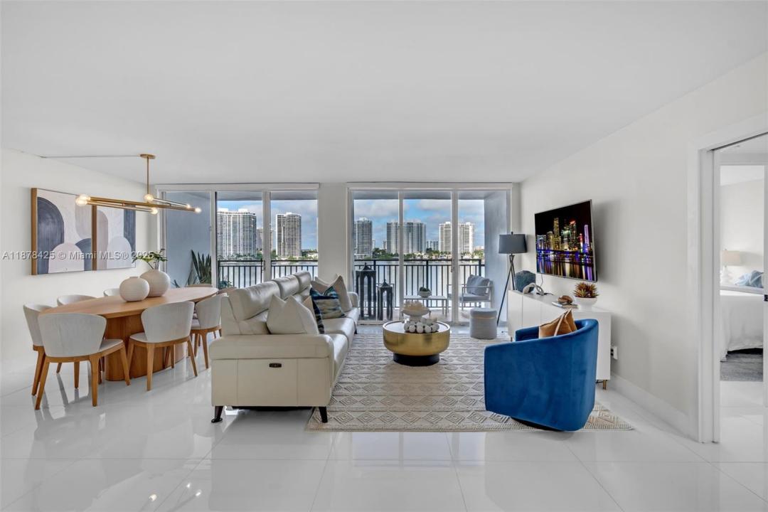 17720 N Bay Rd 903, Sunny Isles Beach, Florida 33160, Stati Uniti