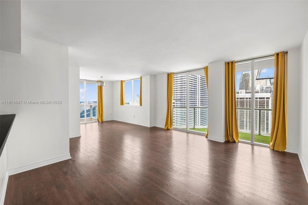 253 NE 2nd St 3309 + DEN, Miami, Flórida 33132, Estados Unidos