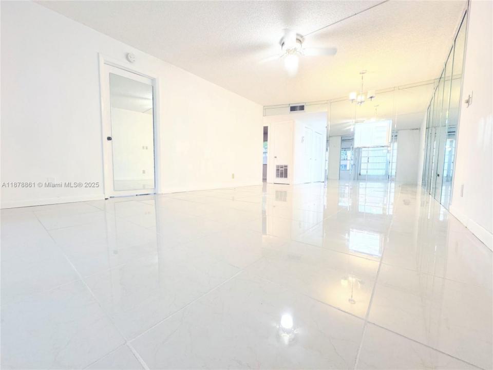 9900 Sunrise Lakes Blvd 102, Sunrise, 佛罗里达州 33322, 美国