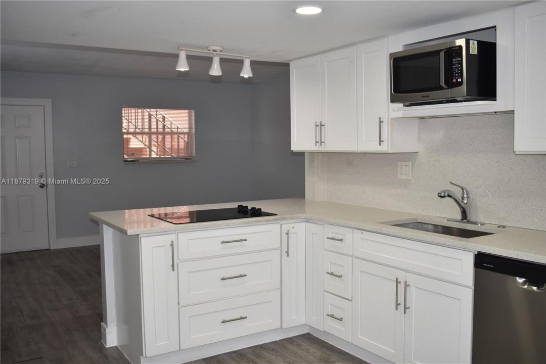 312 SW 1st St E-4, Pompano Beach, Floryda 33060, USA