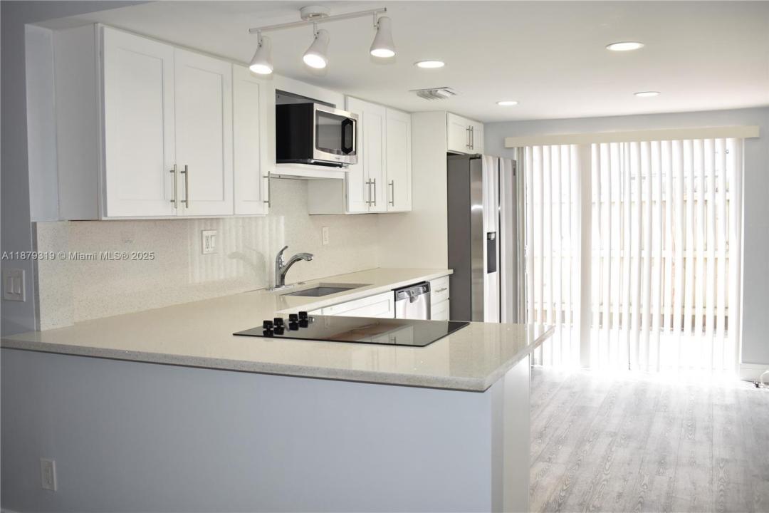 312 SW 1st St E-4, Pompano Beach, Floryda 33060, USA