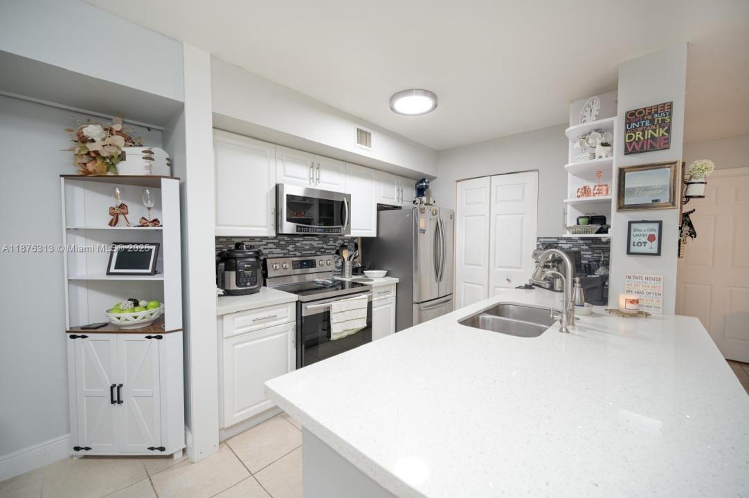 11133 SW 8th St 202, Pembroke Pines, Flórida 33025, Estados Unidos