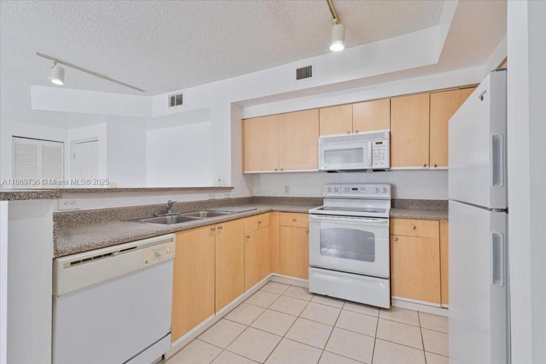 7910 N Nob Hill Rd 105, Tamarac, フロリダ 33321, アメリカ合衆国